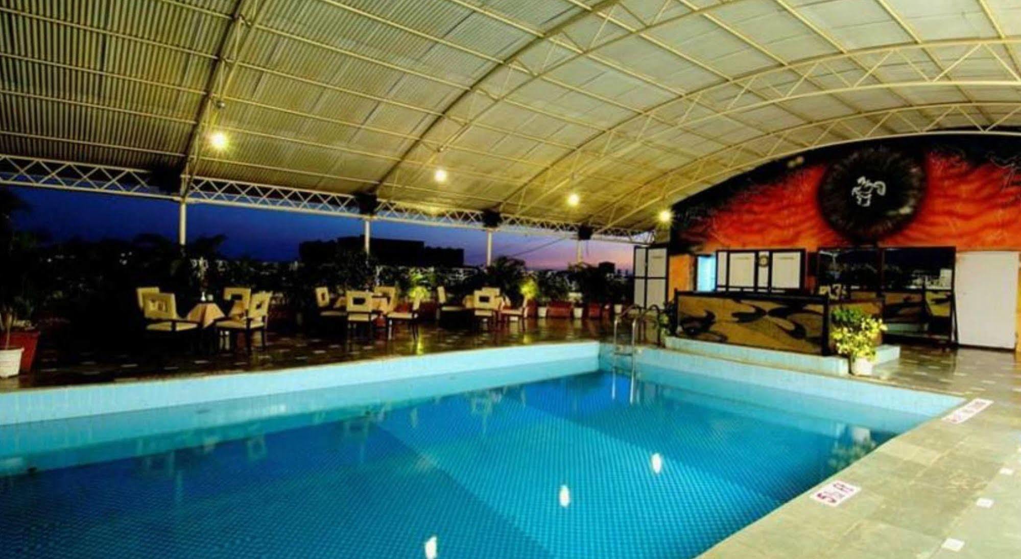 Ramee Guestline Hotel Juhu Mumbai  Buitenkant foto